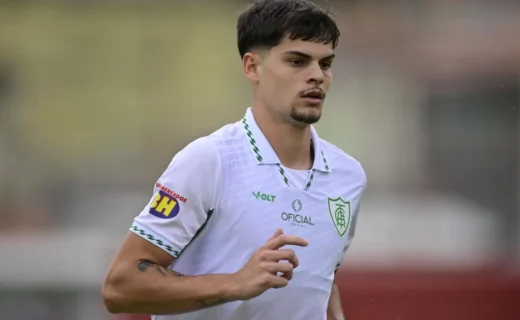 Vasco apresenta Paulinho como seu primeiro reforço para o 2º semestre