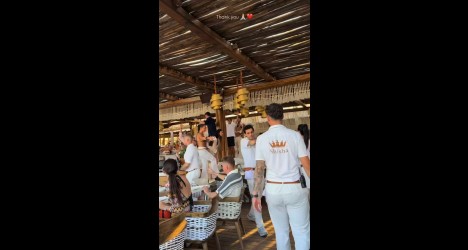 Philippe Coutinho é ovacionado por fãs em restaurante na Grécia; assista ao vídeo