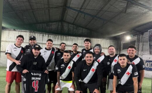 Parentes de Saldivia recebem camisas do Vasco; confira a imagem