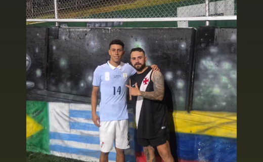 Johan Rojas joga pelada com amigos durante férias na Colômbia