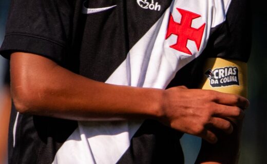 Base do Vasco exibe fotos das faixas de capitão utilizadas por seus atletas