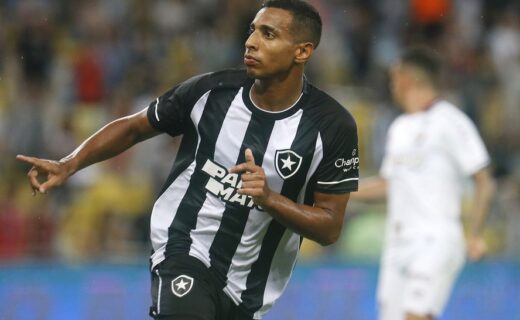 Vasco atrasa negociação de Victor Sá com São Paulo por interesse no atacante