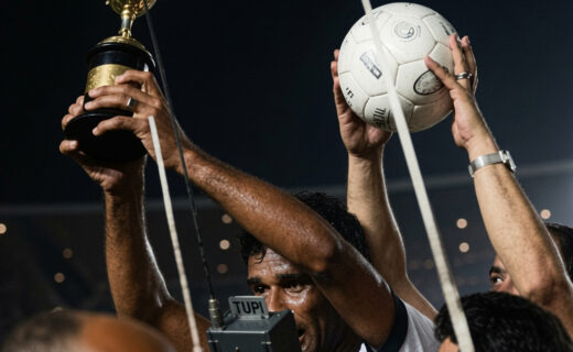 Brito ergue a 1ª Taça Guanabara em foto restaurada e colorizada por IA