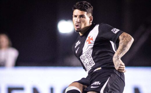 Vasco intensifica busca por zagueiro após falhas na defesa