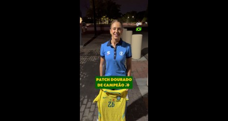 Camisa da estreia na Copa do Mundo é presente de Rayan a jornalista da TV Globo