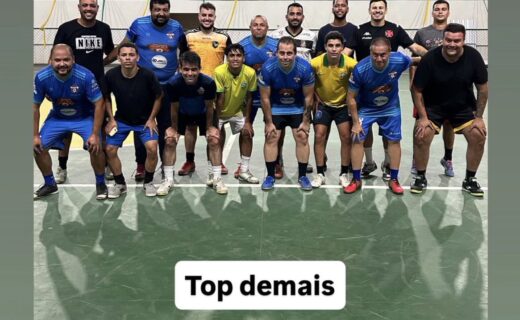 Hugo Moura brinca com amigos em Rio Claro usando camisa do Vasco após proposta do futebol japonês