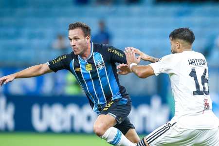Arthur, volante em saída do Grêmio, recebe contato de Renato Gaúcho