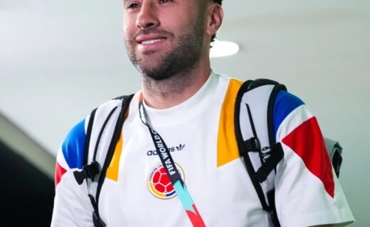 Federação Colombiana compartilha imagem de Andrés Gómez a caminho do estádio para duelo com a RD Congo
