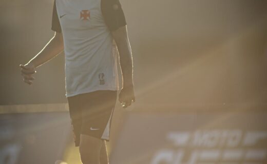 Johan Rojas compartilha fotos de treino no CT e expressa felicidade por retorno