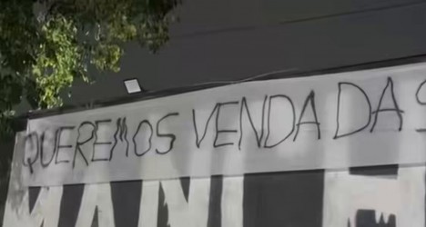 Faixa em frente a São Januário clama pela venda da SAF