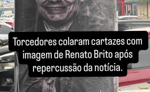 Torcedores exibem cartazes com a imagem de Renato Brito Neto
