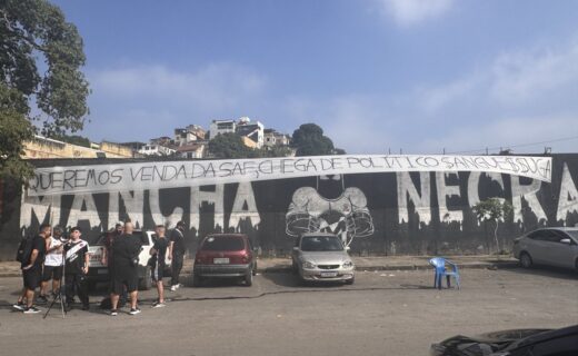 Protesto de torcedores marca chegada a São Januário; confira imagens