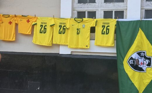 Camisa da Seleção com nome de Rayan é comercializada nas proximidades de São Januário