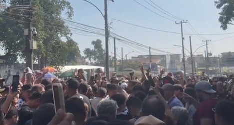 Manifestação em São Januário pede venda da SAF e apoio a Pedrinho