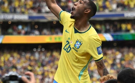 Rayan celebra a classificação do Brasil para as oitavas de final da Copa do Mundo