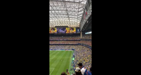Torcedor do Vasco é flagrado com bandeira no telão durante Brasil x Japão