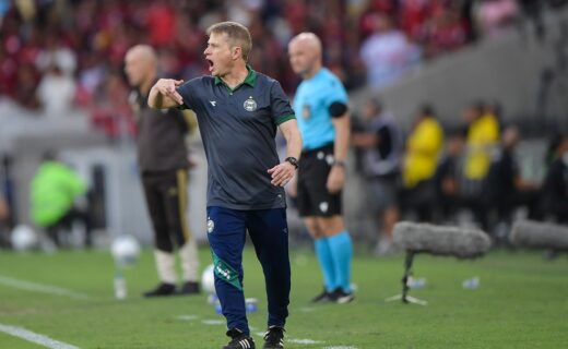 Vasco oferece a Fernando Seabra salário três vezes superior ao do Coritiba