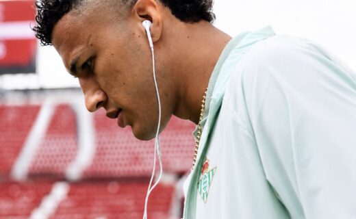 Vasco avança nas negociações com o Betis para garantir a contratação de Deossa