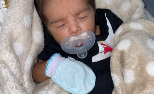 Bebê vascaíno Rayan supera internação em UTI neonatal e conquista torcida