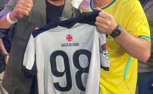 Donizete entrega camisa do Vasco a Flávio Bolsonaro, senador e pré-candidato à presidência