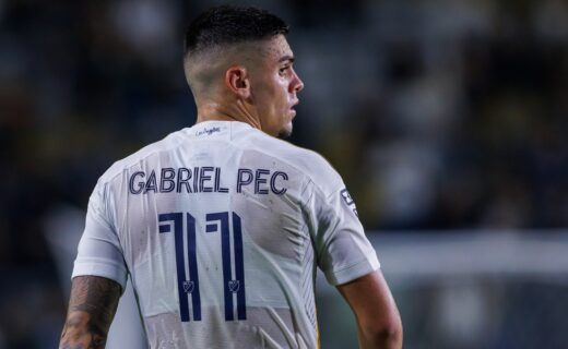 Vasco espera acordo entre Gabriel Pec e Cruzeiro para aliviar suas finanças com 30% dos direitos do jogador