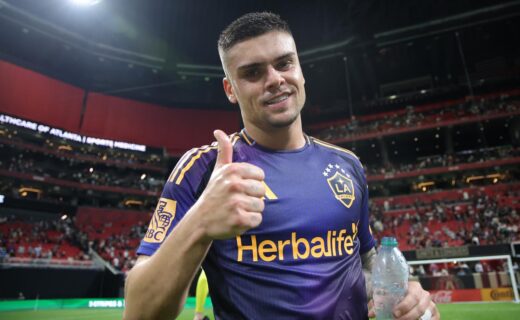 Gabriel Pec desembarca em Belo Horizonte para negociar com o Cruzeiro; LA Galaxy repassará 30% ao Vasco