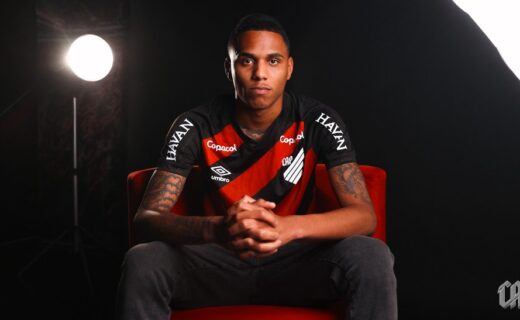 Zagueiro Dantas fecha contrato com o Athletico-PR após rumores de transferência para o Vasco