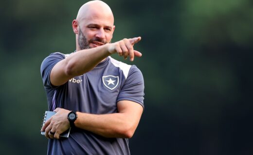Franclim Carvalho, treinador do Botafogo, confirma negociações com o Vasco