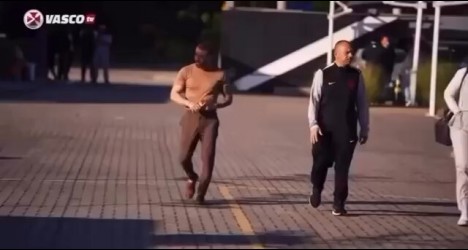 Retorno de Pedrinho ao CT Moacyr Barbosa é celebrado com abraços de jogadores e funcionários