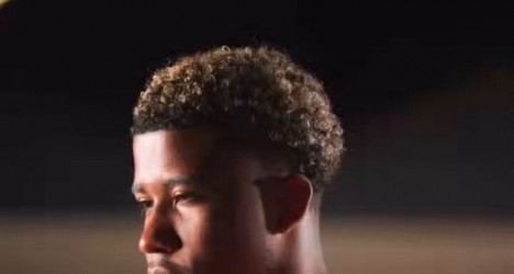 Andrey Santos agradece ao Vasco em vídeo de apresentação pelo Manchester United