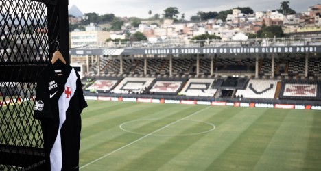 Vasco recebe enxoval de uniformes com patrocínio da Sportingbet, mas anúncio ainda não foi feito