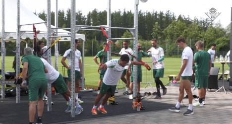 Deossa treina com elenco do Betis na Alemanha enquanto futuro permanece incerto