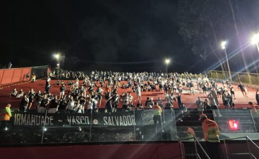 Torcedores do Vasco marcam presença no Barradão em fotos exclusivas