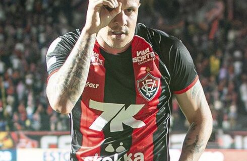 Renato Kayzer se destaca como maior carrasco do Vasco, agora no Vitória