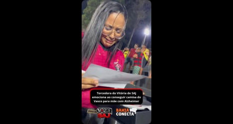 Vasco presenteia torcedora do Vitória com camisa em homenagem à mãe vascaína com Alzheimer
