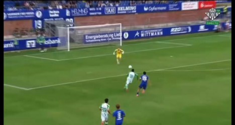 Volante Nelson Deossa, alvo do Vasco, brilha como centroavante e marca de pênalti em amistoso do Betis