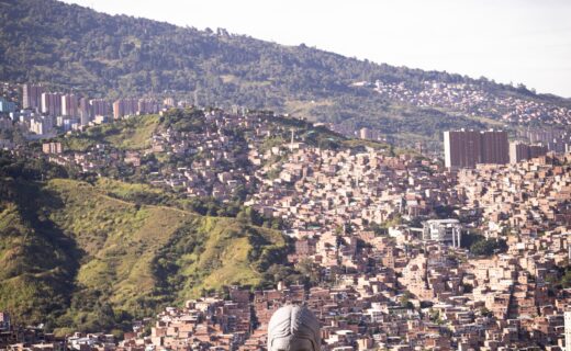 Símbolos vascaínos marcam presença em diversos pontos de Medellín