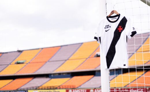Vasco disputa partida com camisa branca diante do Independiente Medellín