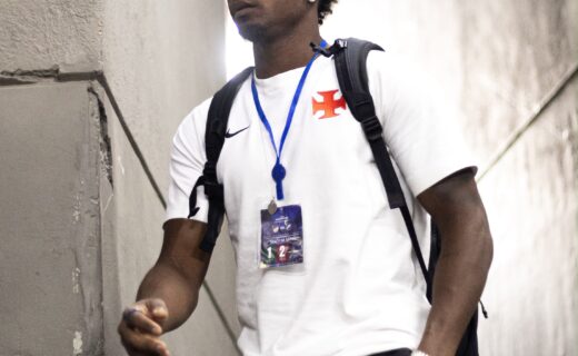 Elenco do Vasco chega ao estádio em grande estilo; confira as imagens