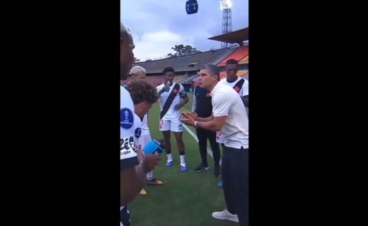 ‘Protege a área’, alerta Pedro Emanuel a Barros antes do gol sofrido pelo Vasco