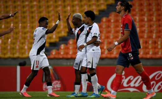Pedro Emanuel mantém a mesma estrutura tática do início do jogo em Medellín