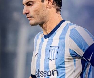 Racing hesita em negociar Santiago Sosa com o Vasco devido a pendências financeiras com Internacional e Grêmio em transferências anteriores