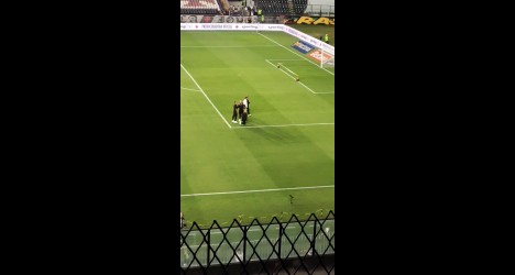 Comissão técnica de Pedro Emanuel se apresenta no gramado de São Januário