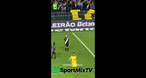 Adson se manifesta insatisfeito ao deixar o gramado após substituição