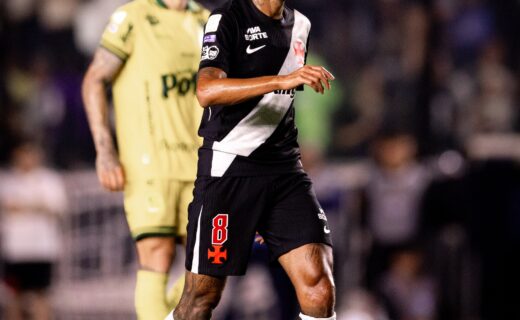Vasco: Jair expressa alegria ao retornar e vestir novamente a camisa do clube