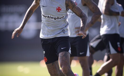 Vasco exibe novos uniformes de treino com patrocínio da Sportingbet