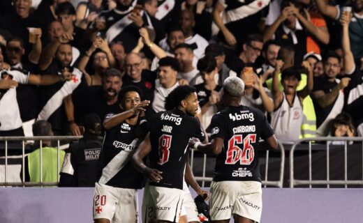 Vasco celebra com jogadores em fotos da comemoração; confira