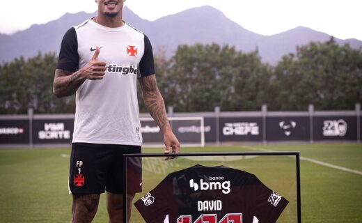 Camisa comemorativa de 100 jogos é entregue a David no Vasco; confira fotos