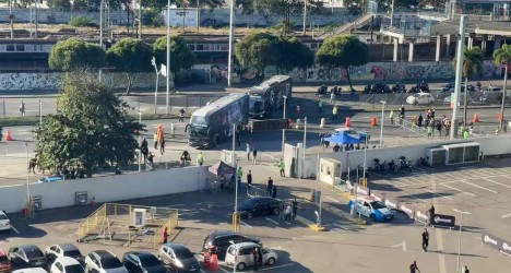 Ônibus do Vasco chega ao Maracanã; assista ao vídeo