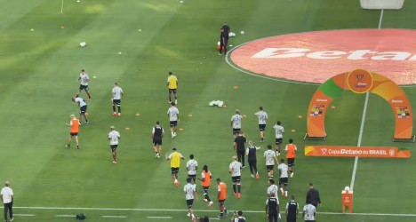 Vasco realiza aquecimento no Maracanã antes da partida